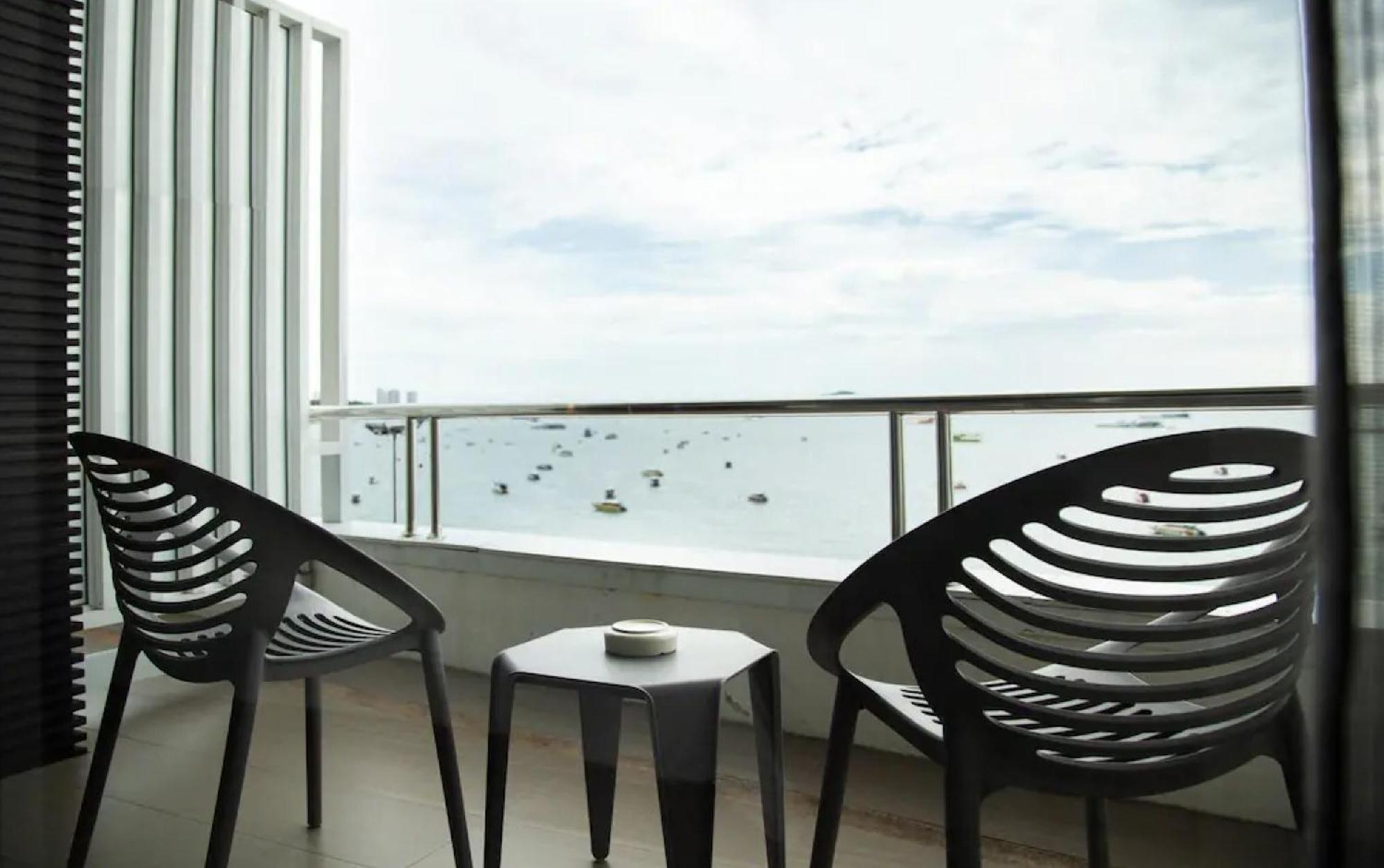 Baboona Beachfront Living Pattaya Exteriör bild